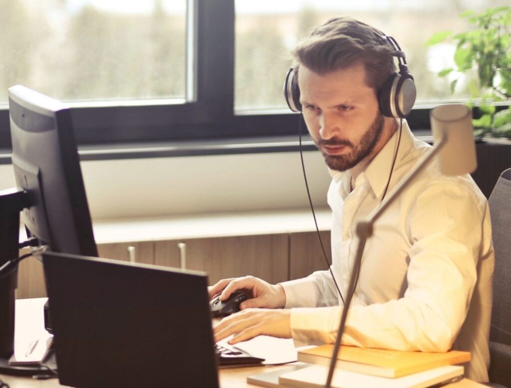 customer service rep using VoIP phones from Uplync